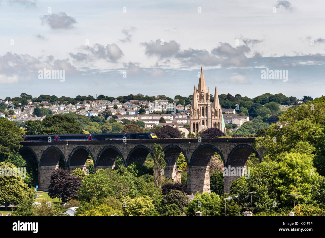 Truro, Cornwall, UK. Un premier grand train de l'Ouest traverse le viaduc de Carvedras (1902) en face de la cathédrale de Truro. L'original 1859 viaduc a été par Brunel Banque D'Images