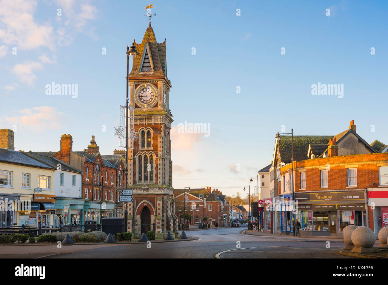 Newmarket Suffolk, vue de la tour de l'horloge du jubilé de la reine Victoria à l'extrémité nord de Newmarket High Street, Suffolk, UK. Banque D'Images