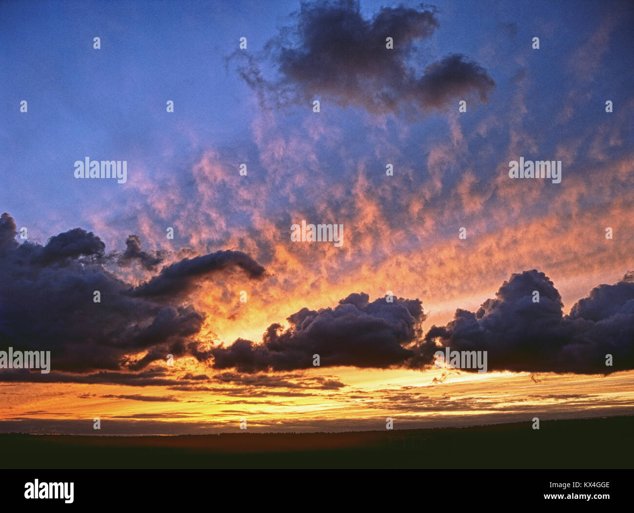 Magnifique coucher de soleil rouge sur un paysage sombre - image HDR. Banque D'Images