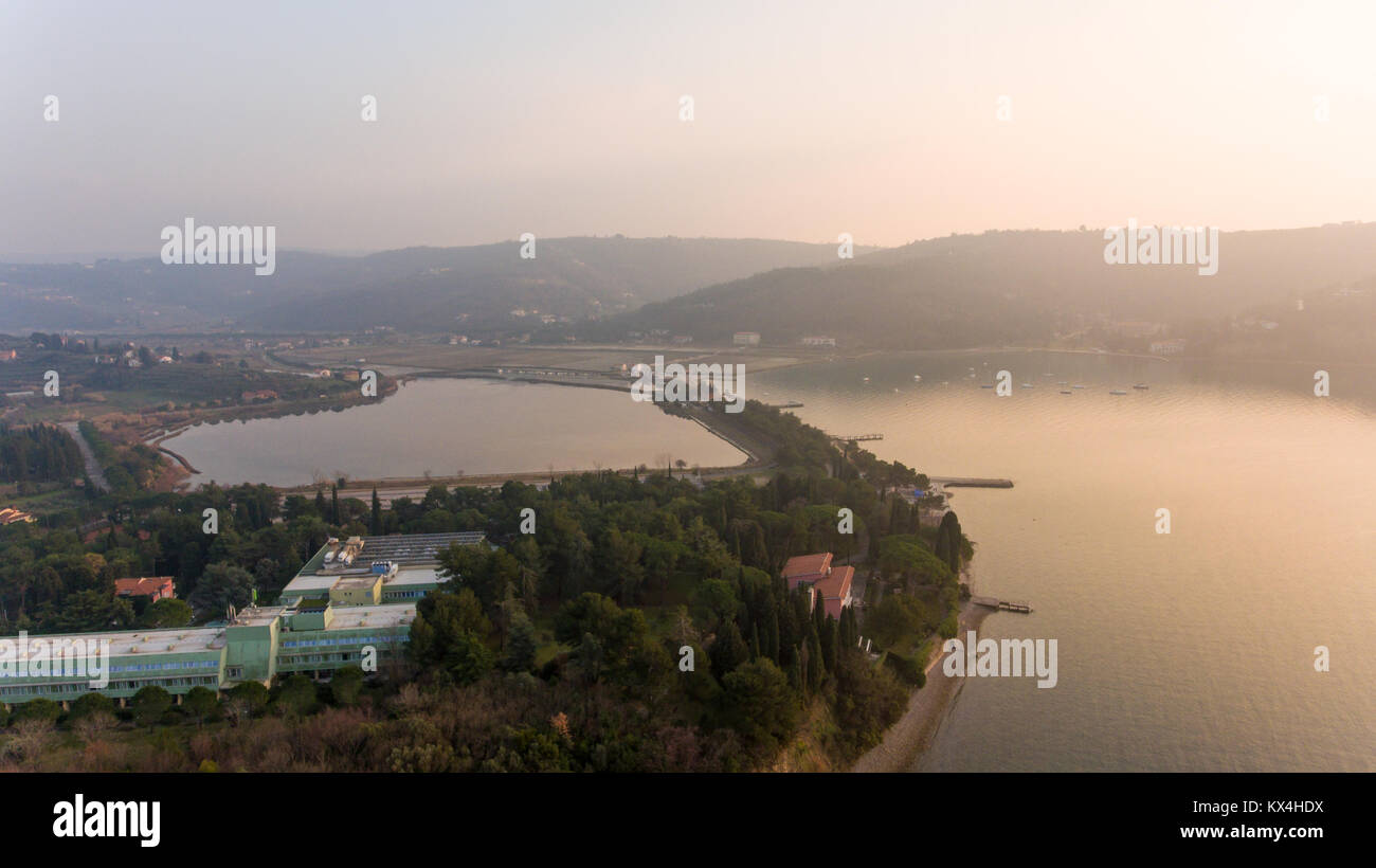 Vue aérienne de zones humides côtières. Les marais salants de Strunjan, Slovénie. Banque D'Images