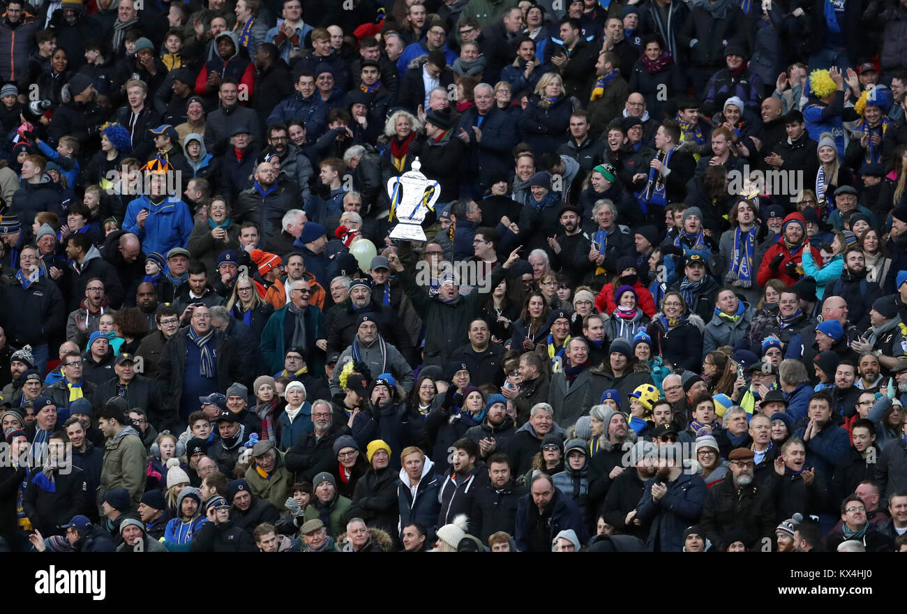 L'AFC Wimbledon ventilateur avec une réplique du trophée de la FA dans les stands lors de la Unis en FA Cup, troisième match au stade de Wembley, Londres. Banque D'Images