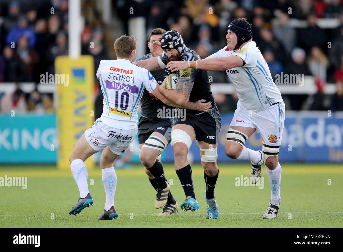 Newcastle Falcons Gary Graham est titulaire d'off Exeter Chiefs Gareth Steenson et Mitch Lees pendant le match Aviva Premiership à Kingston Park, Newcastle. Banque D'Images