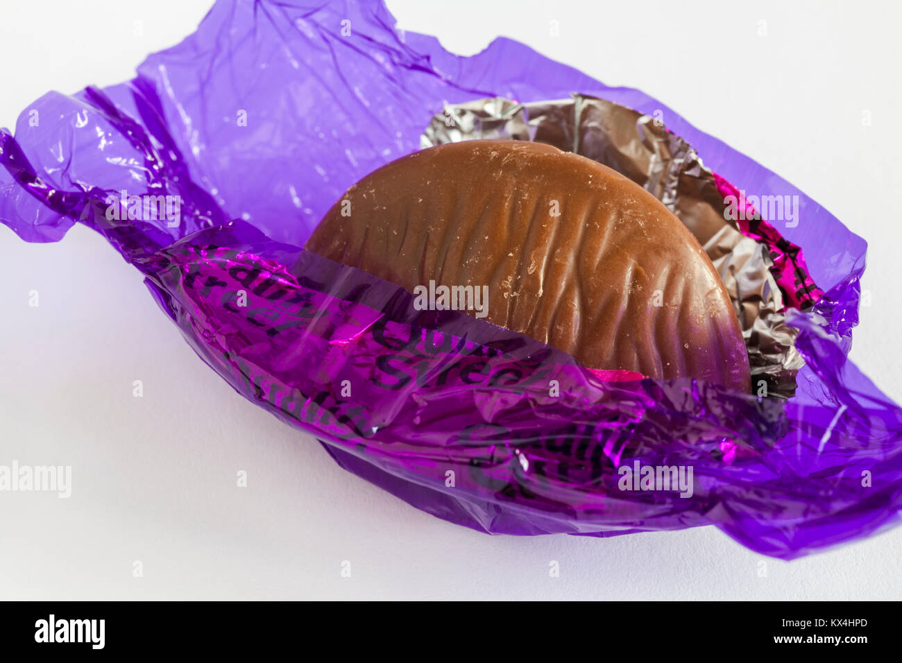 Par chocolat Nestle Quality Street - l'un pourpre, de noisette et de caramel chocolat au lait avec irréversible de l'enrubanneuse Banque D'Images