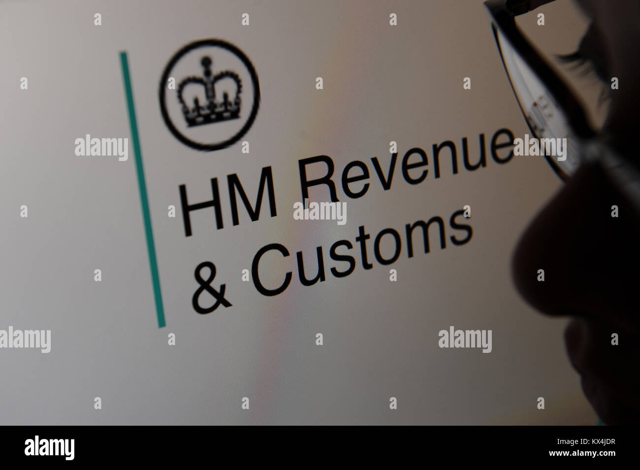 Une femme regarde le HM Revenue and Customs, Gov.UK Site sur un ordinateur Banque D'Images