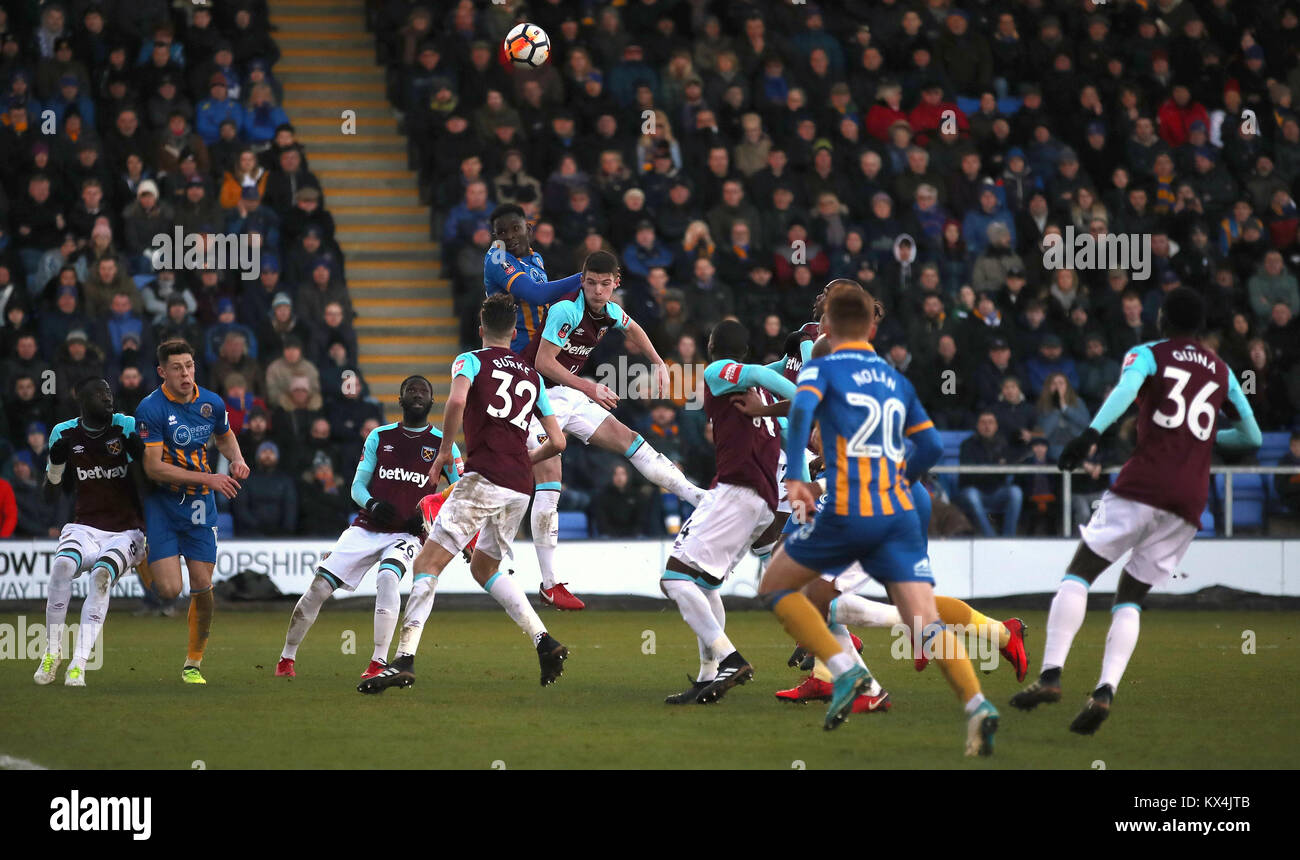 West Ham United joueurs et les joueurs de la ville de Shrewsbury bataille à la tête de la balle au cours de l'Emirates en FA Cup, troisième tour à Montgomery, Meadow Eaux Shrewsbury. Banque D'Images