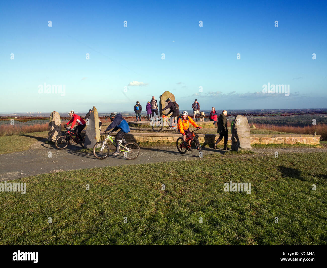 Cyclistes et randonneurs profitant de la vue depuis la colline Old Pale dans Delamere Forest Cheshire, à 176 mètres du point le plus haut de la crête de grès du Cheshire Banque D'Images