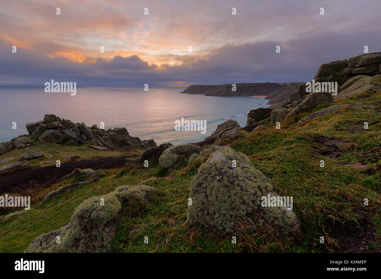 Coucher de soleil depuis les falaises Treen Porthcurno overloooking Banque D'Images