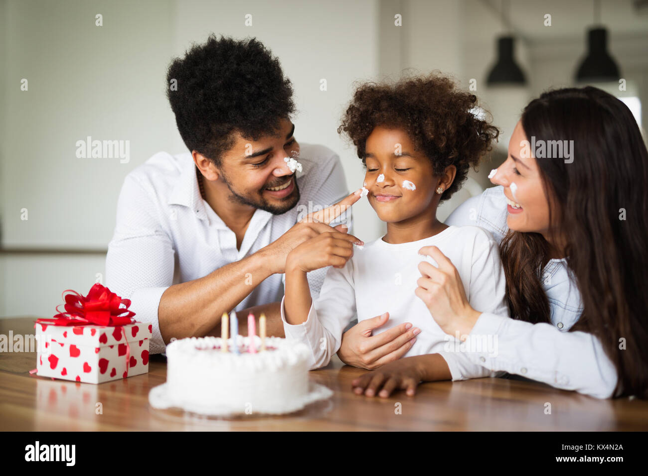 Famille heureuse de célébrer l'anniversaire de leur enfant Banque D'Images