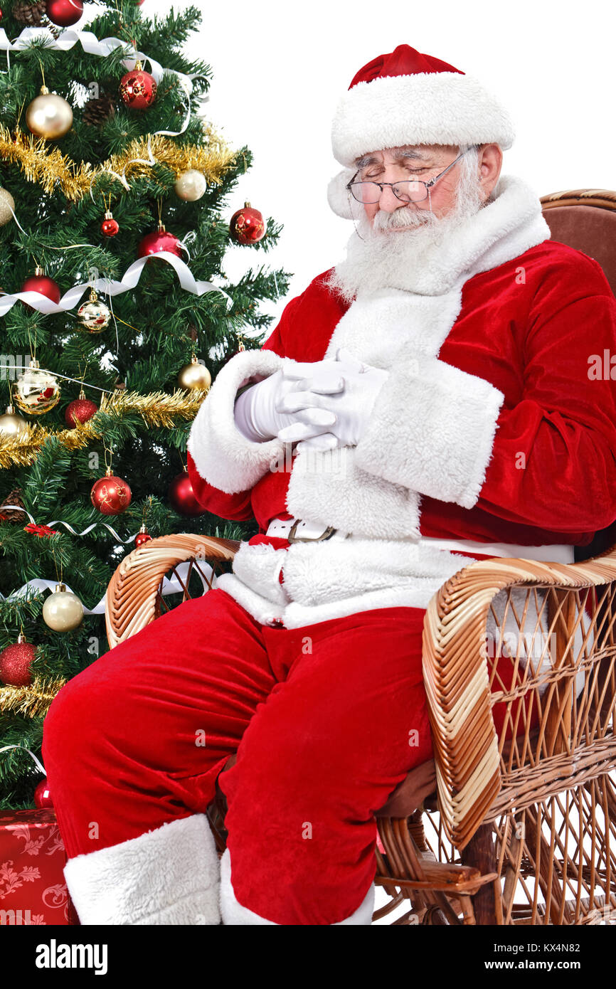 Père Noël fatigué de dormir dans son fauteuil à bascule, isolé sur fond  blanc Photo Stock - Alamy