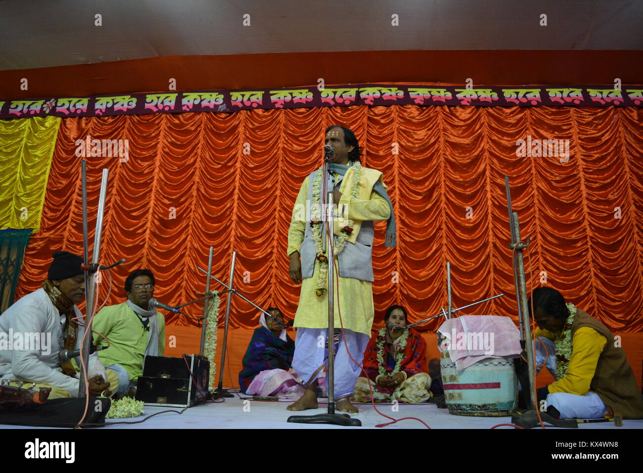 Kolkata, Inde. Le 7 janvier 2018. Sri Krishna idol priaient au Kabi gaan. Récitation de la vie et les enseignements de Shri Chaitanya Mahaprabhu par voyants de Mayapur, Nabadip, Bengale occidental assisté par les dévots de Brindavan Vaishnav clan. Kabigaan est une rare l'art vocal traditionnel Crédit : Rupa Ghosh/Alamy Live News. Banque D'Images