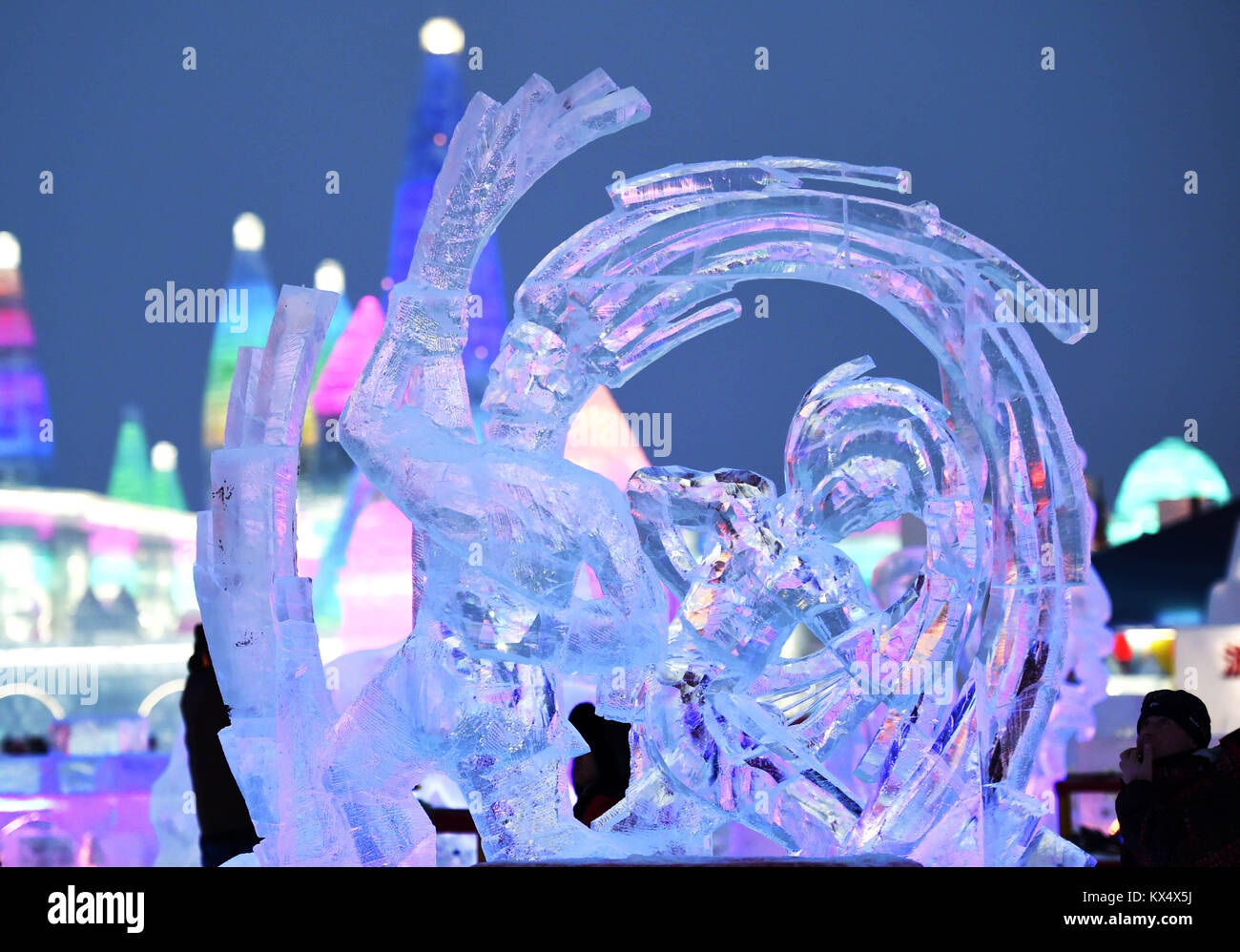 Harbin. Jan 7, 2018. Sculptures de glace sont éclairés par des lumières colorées sur le 2e jour de la 32e concours international de sculpture sur glace de Harbin à Harbin Ice-Snow World dans le nord-est de la Chine, la province de Heilongjiang, le 7 janvier 2018. Credit : Wang Jianwei/Xinhua/Alamy Live News Banque D'Images