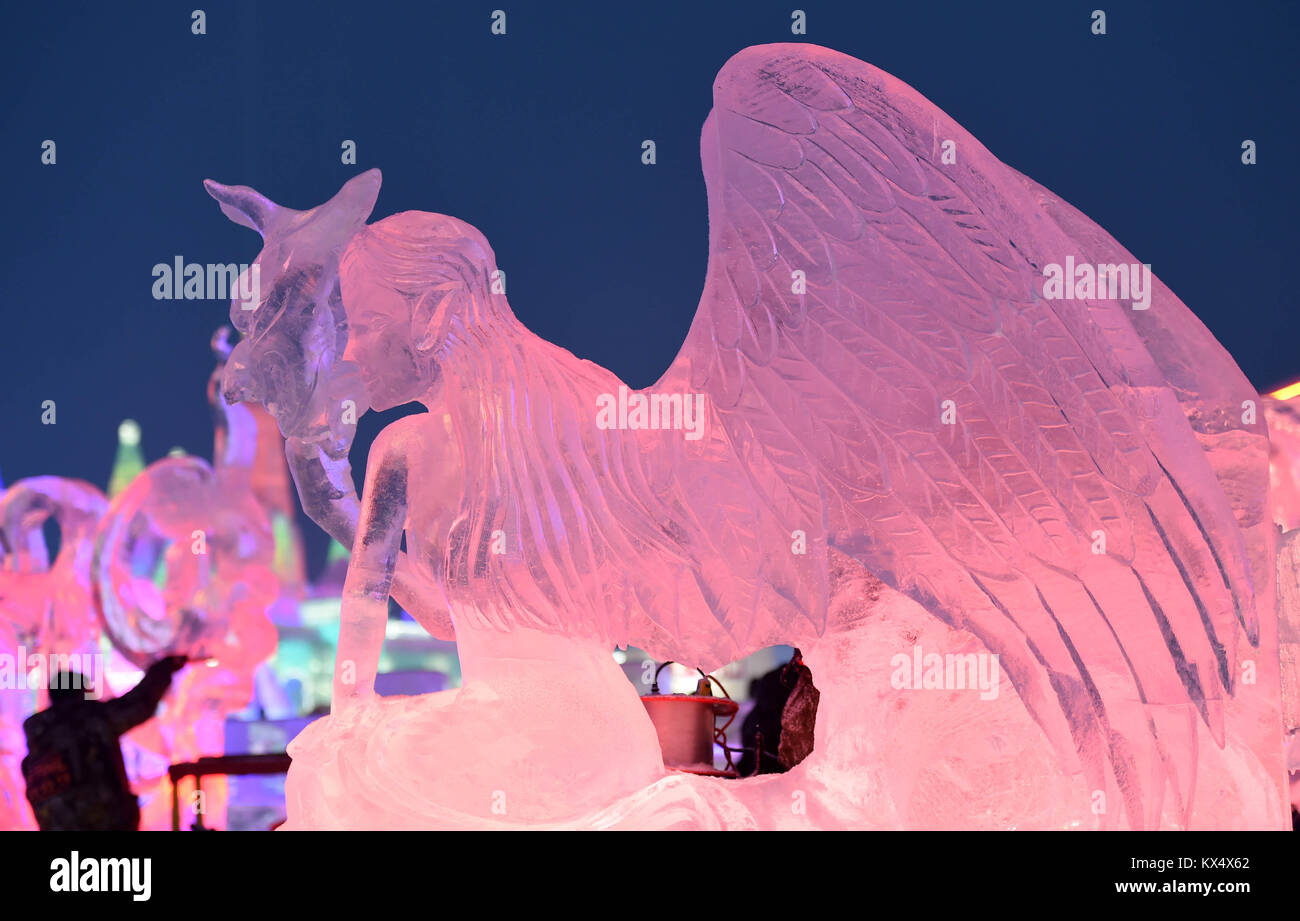 Harbin. Jan 7, 2018. Sculptures de glace sont éclairés par des lumières colorées sur le 2e jour de la 32e concours international de sculpture sur glace de Harbin à Harbin Ice-Snow World dans le nord-est de la Chine, la province de Heilongjiang, le 7 janvier 2018. Credit : Wang Jianwei/Xinhua/Alamy Live News Banque D'Images