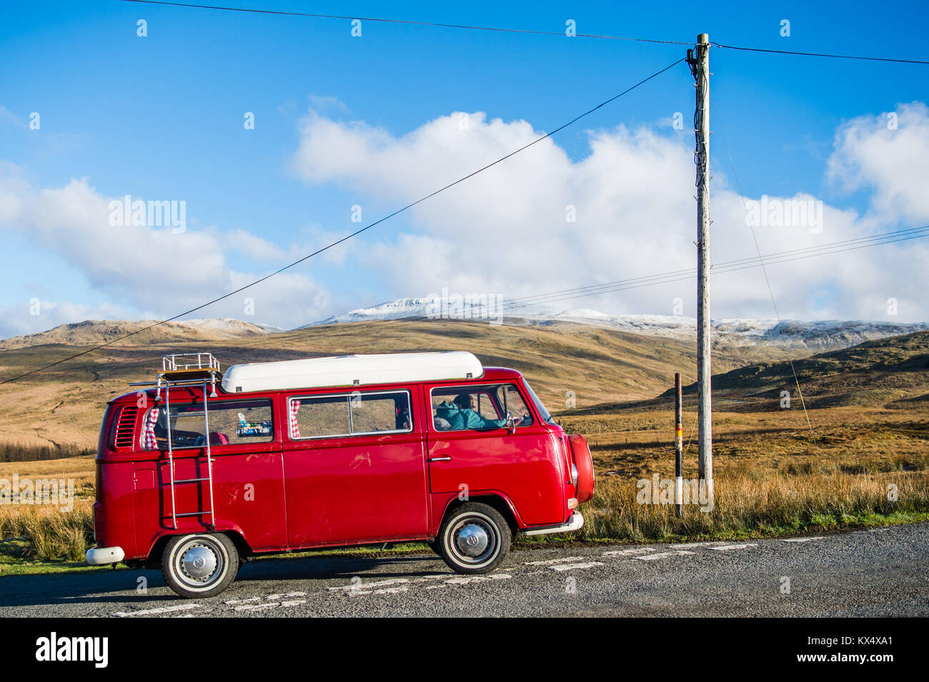 Montagne Plynlimon, Ceredigion Pays de Galles UK, dimanche 07 janvier 2018 UK Weather : une femme en rouge emblématique Volkswagen T2 campervan ejoys les vues sur un froid glacial , mais croquantes et claires sur les pistes des monts enneigés des montagnes Plynlimon. Les températures ont augmenté à peine au-dessus de zéro tous les jours, mais se sentent beaucoup plus froid dans les forts vents de l à plus de 750m, Plynlimon est le point le plus élevé au milieu du Pays de Galles. Le nom anglicisé Plynlimon est une forme du mot gallois Pumlumon signifiant 'cinq pics' Photo © Keith Morris / Alamy Live News Banque D'Images