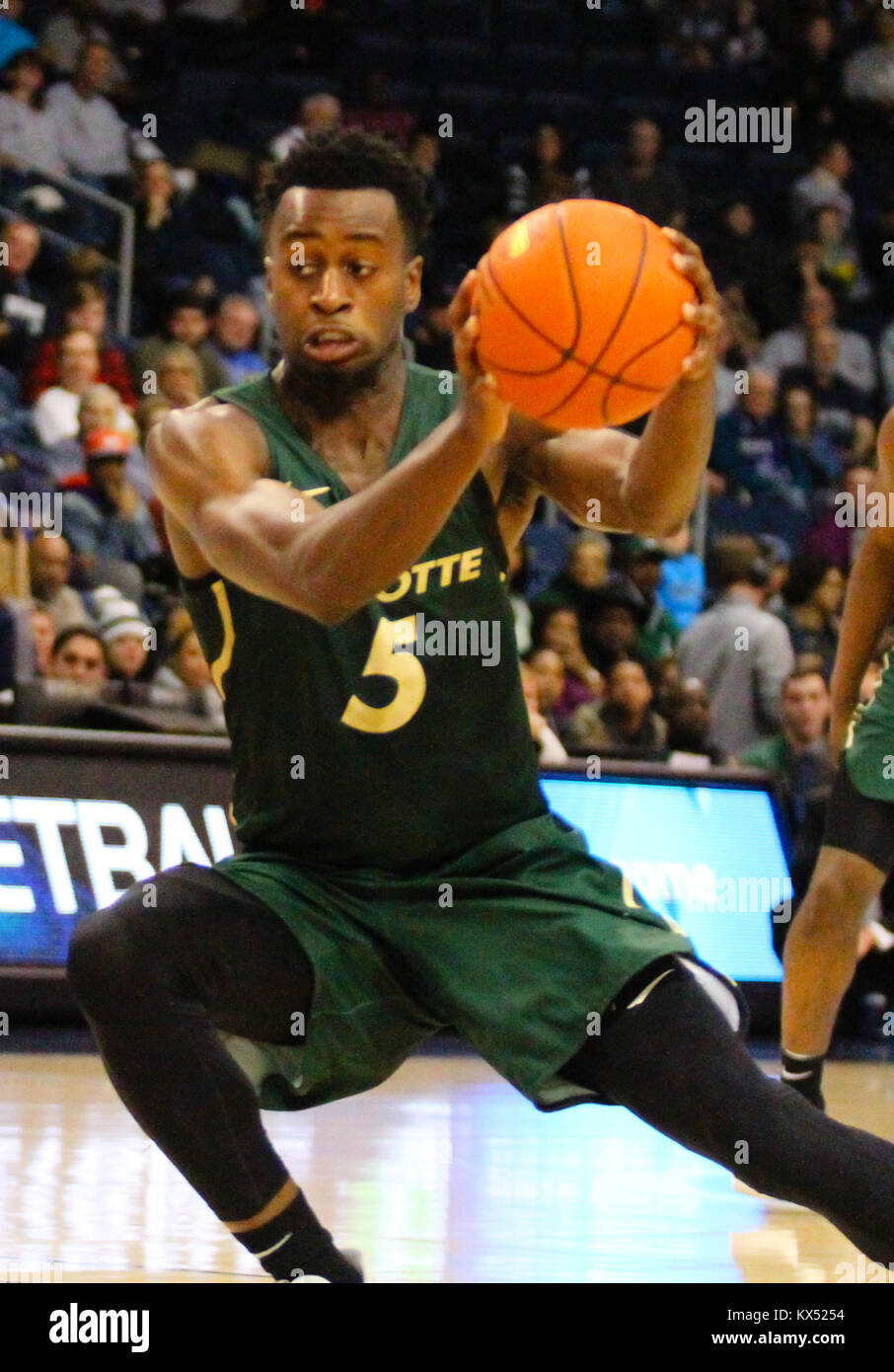 30 décembre 2017 - Charlotte 49ers guard Austin Ajukwa (5) avec la balle pendant la Charlotte 49ers vs monarques Old Dominion jeu au Ted Centre Constant à Norfolk, Va. beat Old Dominion Charlotte 89-58. Jen Hadsell/CSM Banque D'Images