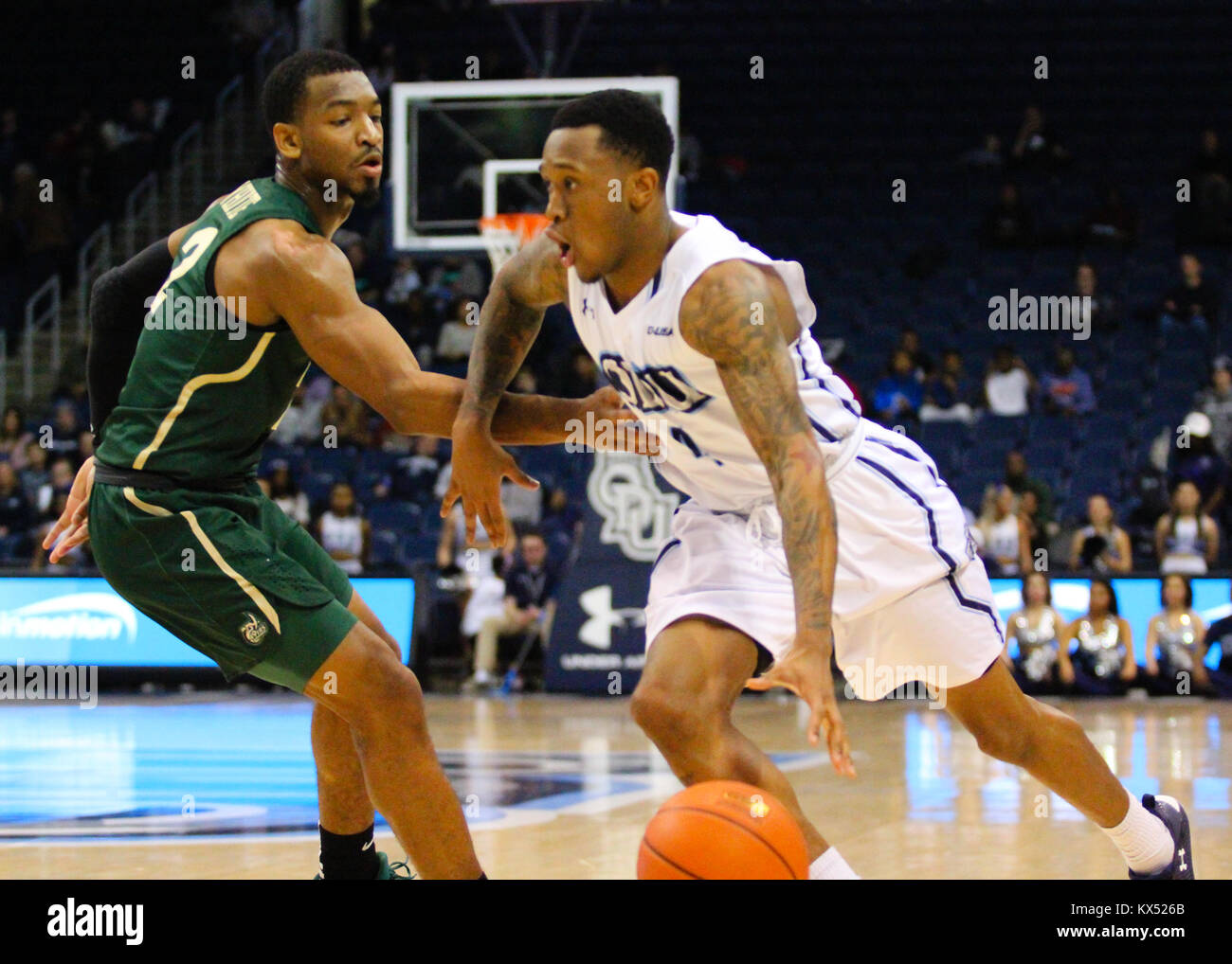 30 décembre 2017 - Les monarques Old Dominion guard Ahmad spéléologue (4) dribble autour de Charlotte 49ers guard Andrien White (2) au cours de l'Charlotte 49ers vs monarques Old Dominion jeu au Ted Centre Constant à Norfolk, Va. beat Old Dominion Charlotte 89-58. Jen Hadsell/CSM Banque D'Images