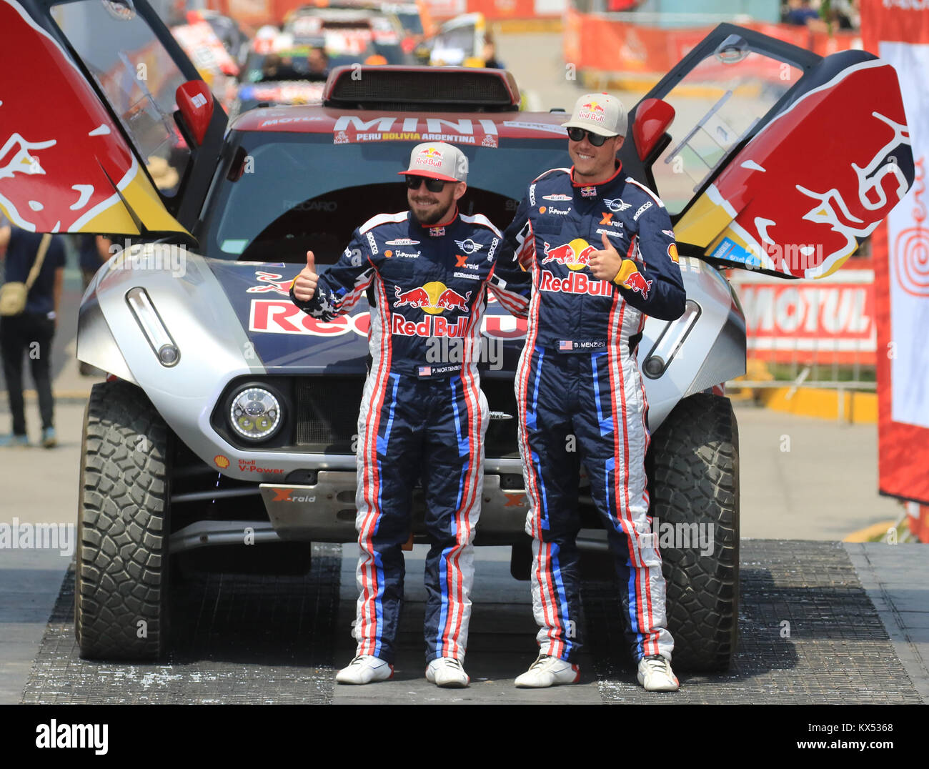 Lima, Lima, Pérou. 6 janvier, 2018. Le pilote mini Xraid Bryce Menzies et Peter Mortensen pilote le premier jour du Rallye Dakar 2018, en avance sur l'étape du rallye Lima-Pisco 1. La 40ème édition du Rallye Dakar se concurrents par le Pérou, la Bolivie et l'Argentine jusqu'au 20 janvier. Crédit : Sébastien Castaneda/SOPA/ZUMA/Alamy Fil Live News Banque D'Images