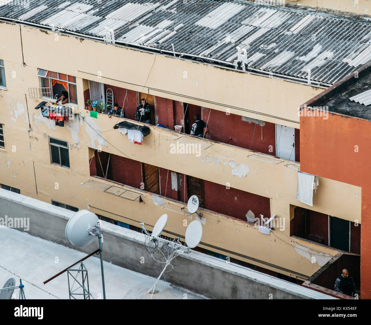 Rio de Janeiro, Brésil. 07Th Jan, 2018. Rio de Janeiro policiers des forces spéciales visiter une résidence à Cruzada Sao Sebastiao à Copacabana, Rio de Janeiro, Brésil Crédit : Alexandre Rotenberg/Alamy Live News Banque D'Images