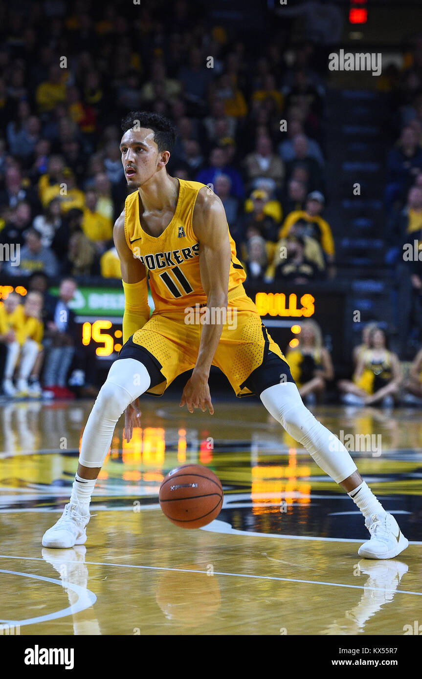 Wichita, Kansas, États-Unis. 07Th Jan, 2018. Wichita State Shockers Shamet garde Landry (11) s'occupe de la balle comme il a l'air dans la défense nationale au cours de la zone de jeu de basket-ball de NCAA entre l'USF Bulls et le Wichita State Shockers à Charles Koch Arena de Wichita, Kansas. Kendall Shaw/CSM/Alamy Live News Banque D'Images