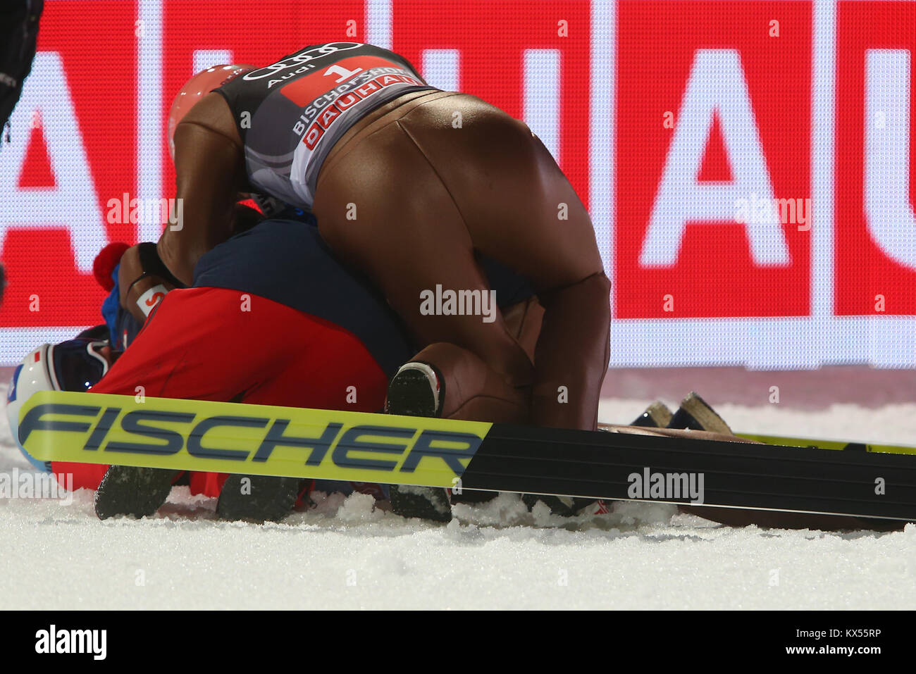 Bischofshofen, Autriche. 06th, Jan 2018. Kubacki Dawid célèbre avec la Pologne Kamil Stoch, après avoir remporté la Coupe du World​ nordique 66e tournoi quatre collines en cas de saut à ski Bischofshofen, Autriche, 06 janvier 2018. (PHOTO) Alejandro Sala/Alamy Live News Banque D'Images