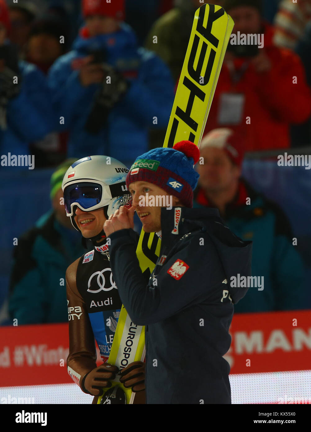 Bischofshofen, Autriche. 06th, Jan 2018. La Pologne Kamil Stoch (à droite) célèbre sa victoire dans la Coupe du World​ nordique 66e tournoi quatre collines en cas de Saut à Ski Saut à Ski quatre collines 66e tournoi à Bischofshofen, Autriche, 06 janvier 2018. (PHOTO) Alejandro Sala/Alamy Live News Banque D'Images