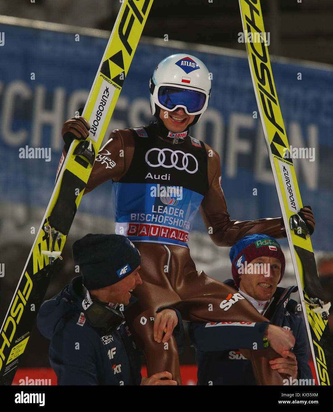 Bischofshofen, Autriche. 06th, Jan 2018. La Pologne Kamil Stoch (centre), célèbre sa victoire dans la Coupe du World​ nordique 66e tournoi quatre collines en cas de Saut à Ski Saut à Ski quatre collines 66e tournoi à Bischofshofen, Autriche, 06 janvier 2018. (PHOTO) Alejandro Sala/Alamy Live News Banque D'Images