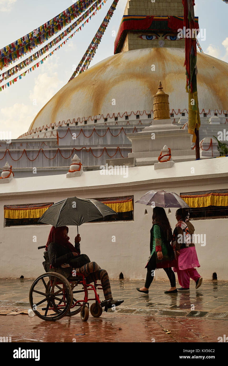 Femme handicapée attendent en face de la charité, stupa bouddhiste Boudhanath, Katmandou, Népal Banque D'Images