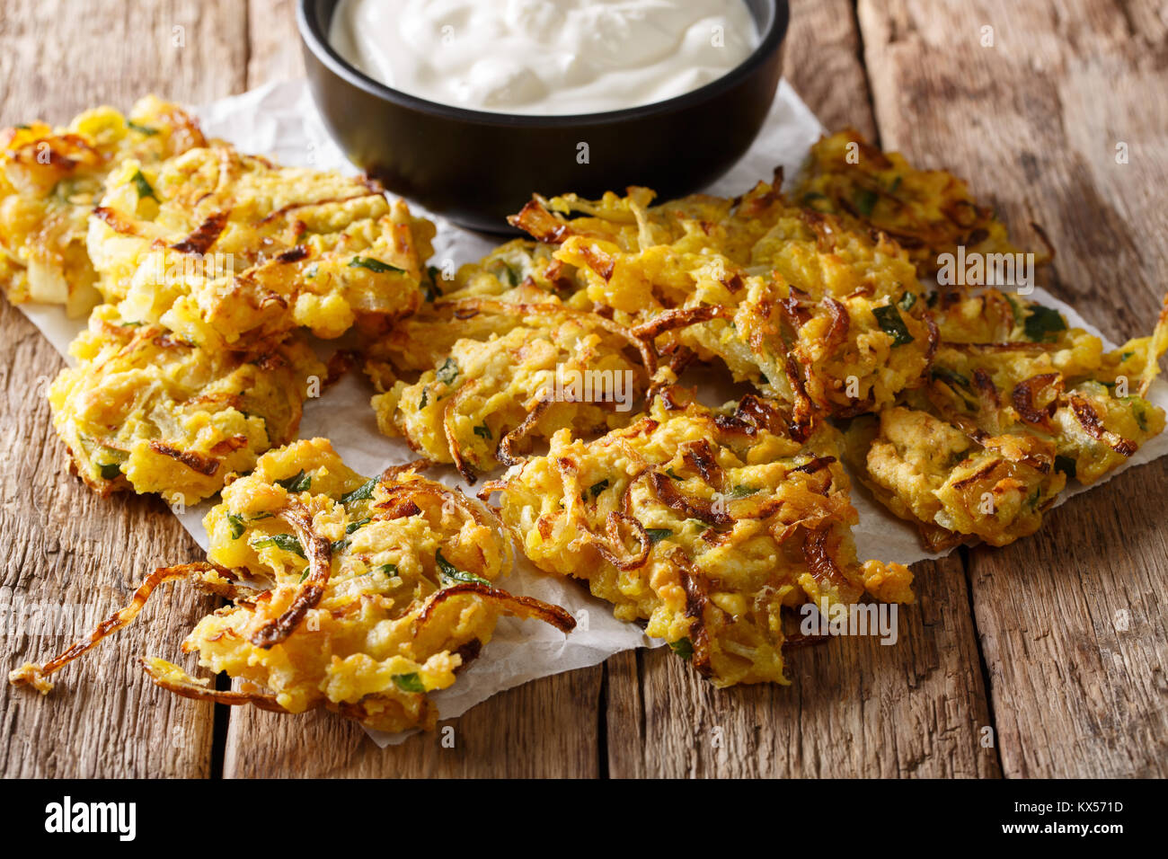 De savoureux plats indiens bhaji et yogourt close-up sur la table horizontale. Banque D'Images