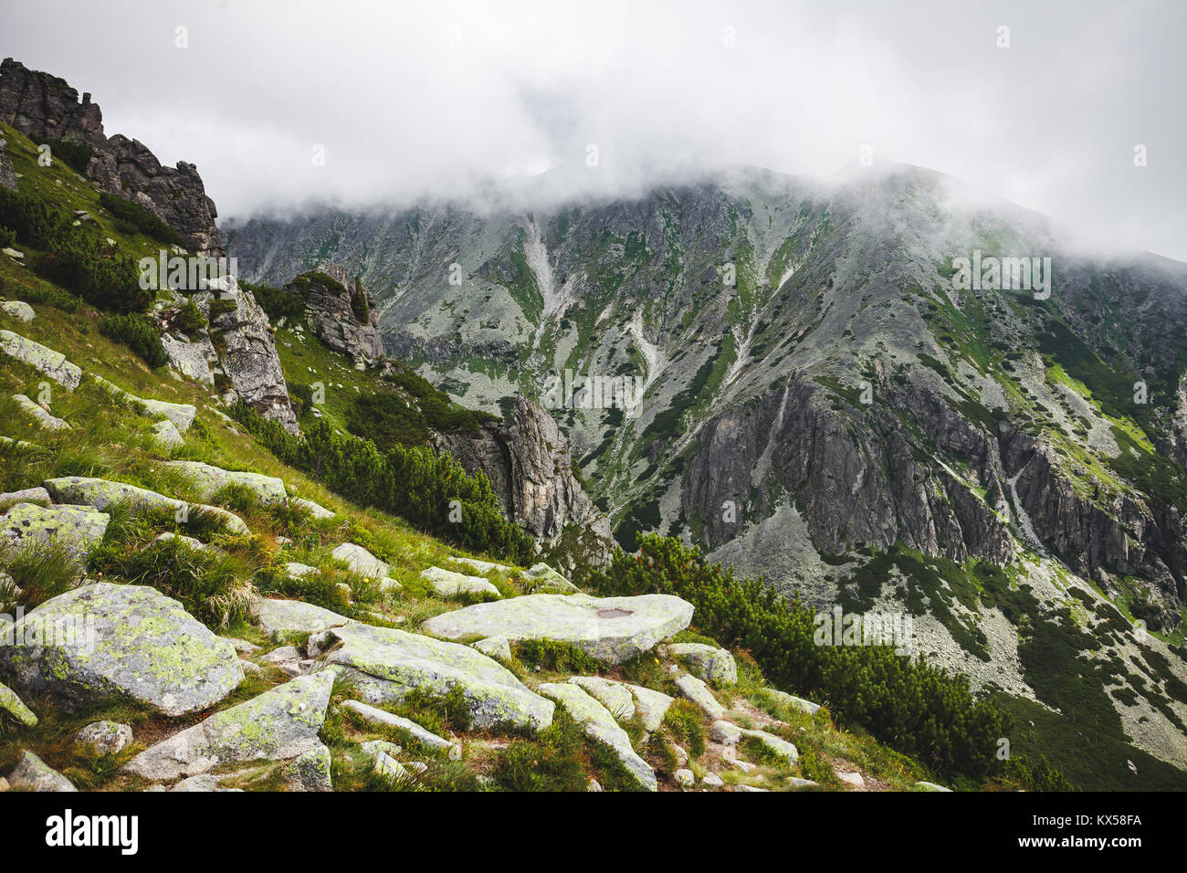 La brume se mettre sur le magnifique grand Tatras en Slovaquie. La plus haute chaîne de montagnes des Carpates. La force et la puissance de la Banque D'Images