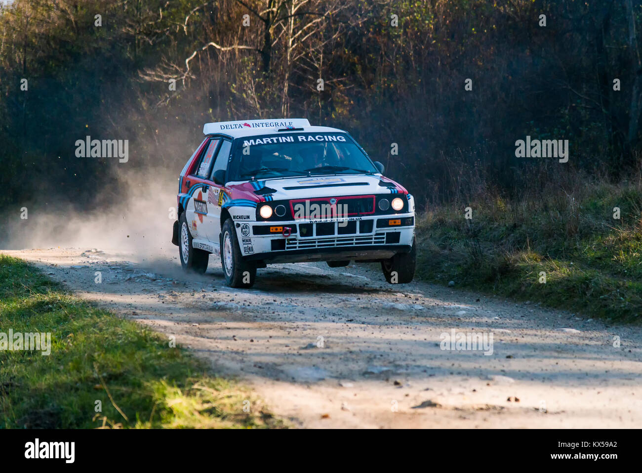 Lviv, Ukraine - 1 novembre, 2015 : Racers Serhiy Chekan et Anatoliy Nadvetski sur la marque automobile Lancia Delta Integrale (no14) surmonter la piste à th Banque D'Images