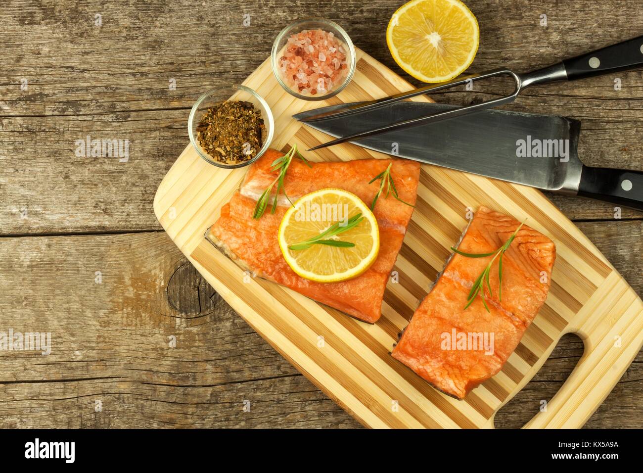 Saumon congelé sur la table de la cuisine. Alimentation nourriture. Accueil Cuisiner les poissons Banque D'Images