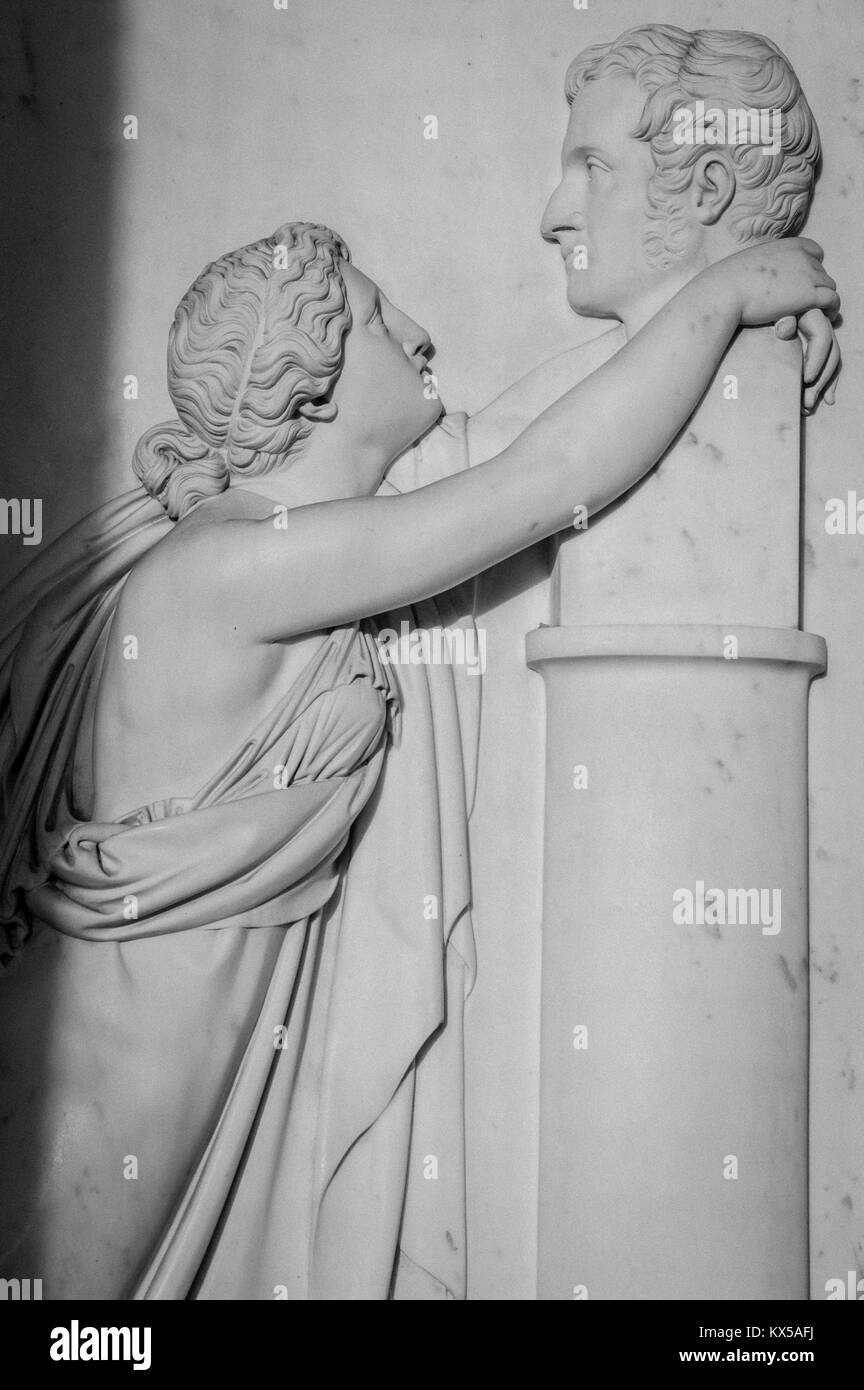 Bas-relief d'une femme romaine antique (grec) ou l'homme étreignant un buste. Image vraiment intense Banque D'Images