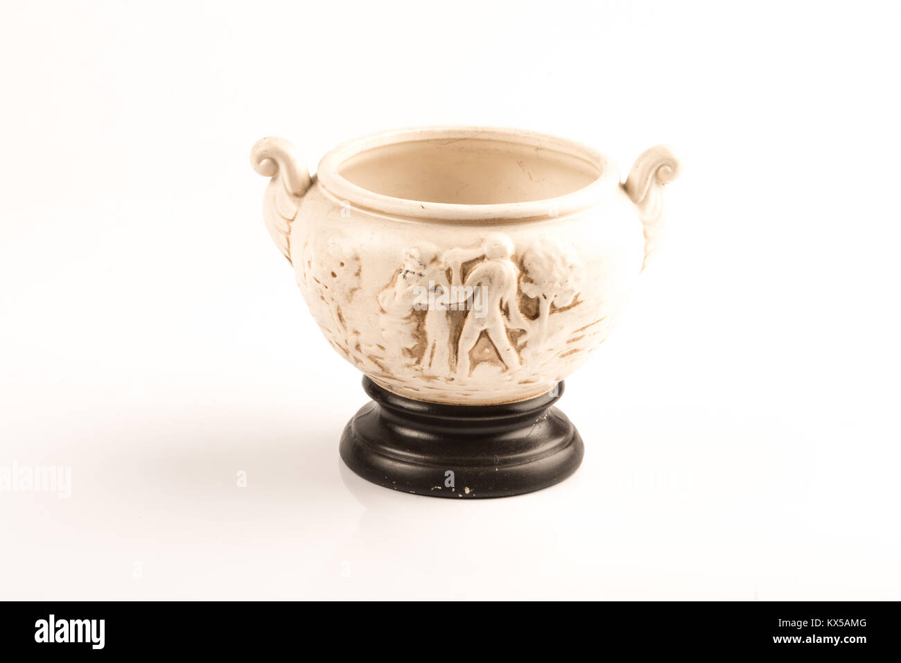 Amphore de vin en terre cuite sur un fond blanc Banque D'Images