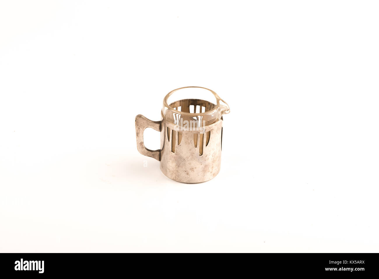 Vintage fabriqués à la coupe d'argent sur un fond blanc Banque D'Images