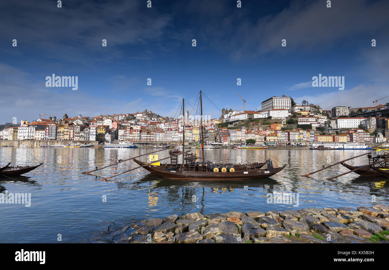 Vue sur le fleuve Douro à Porto, Portugal Banque D'Images