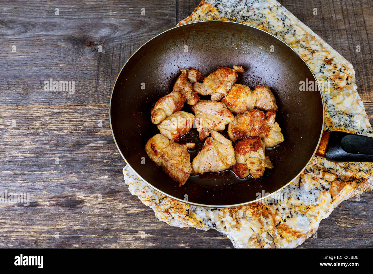 La cuisson des aliments dans le wok de viande cuites dans une friteuse  d'aliments cuits au wok, prêt à manger Photo Stock - Alamy