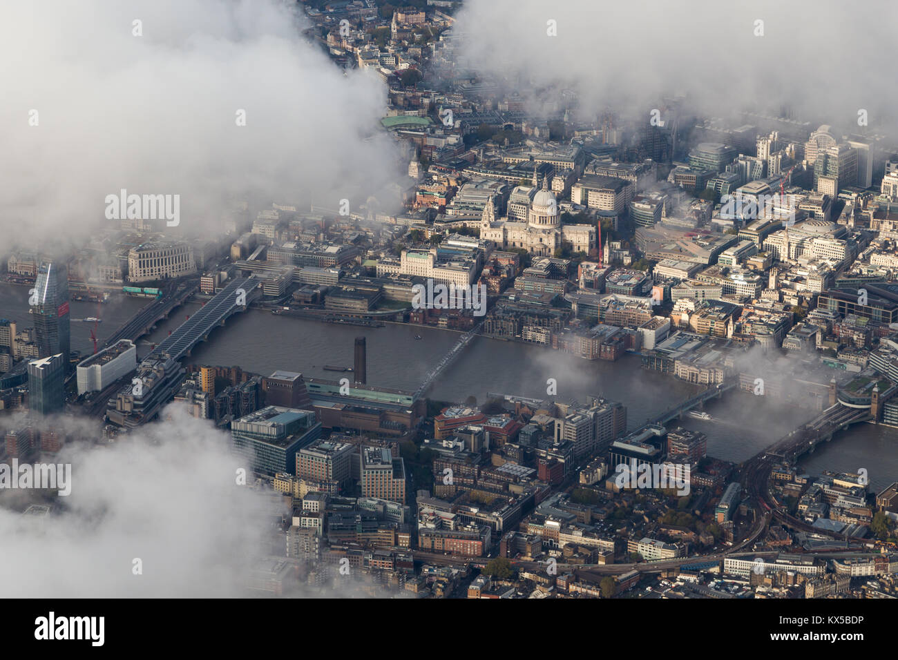 Vue aérienne de la Thames et la cathédrale de St Paul, éclairé par la lumière du soleil au milieu des nuages. Banque D'Images