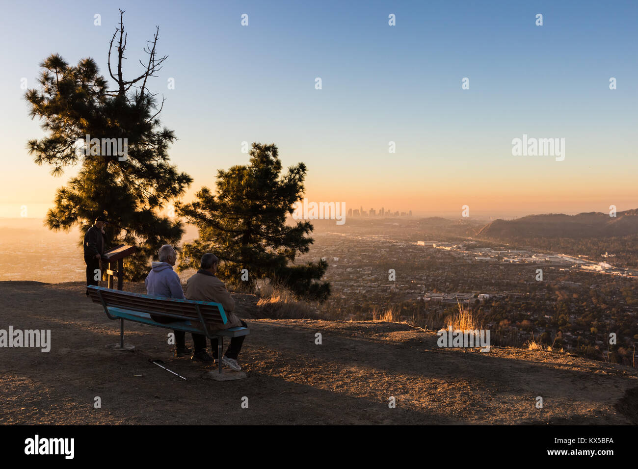 Marchettes pour profiter de la vue du centre-ville de Los Angeles au lever du soleil, de la Marque Parc. Banque D'Images