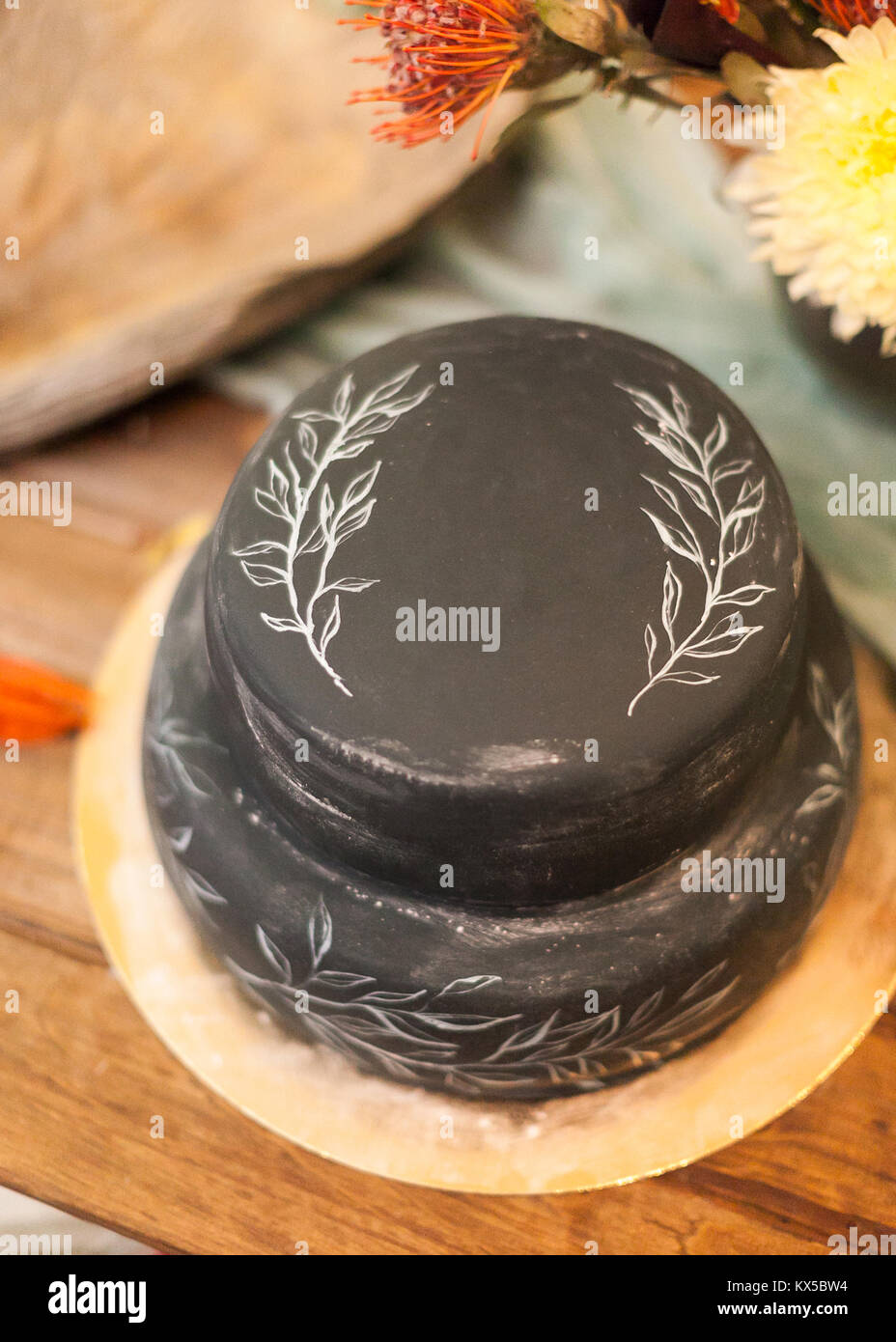 L Engagement Douceur Celebration Concept Close Up Of Pas Grande Mais Jolie Gateau De Mariage De Couleur Noir Blanc Surprenant Avec Decor Floral Elements Photo Stock Alamy