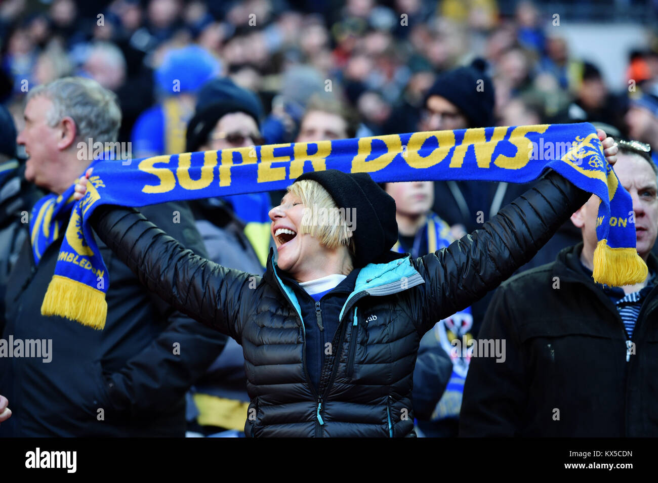 Fans féminins de Wimbledon lors du match de FA Cup entre Tottenham Hotspur et l'AFC Wimbledon au stade de Wembley à Londres. 07 janv. 2018 photo Simon Dack / images téléphoto. Les images de FA premier League et Football League sont soumises à la licence DataCo, voir www.football-dataco.com Banque D'Images