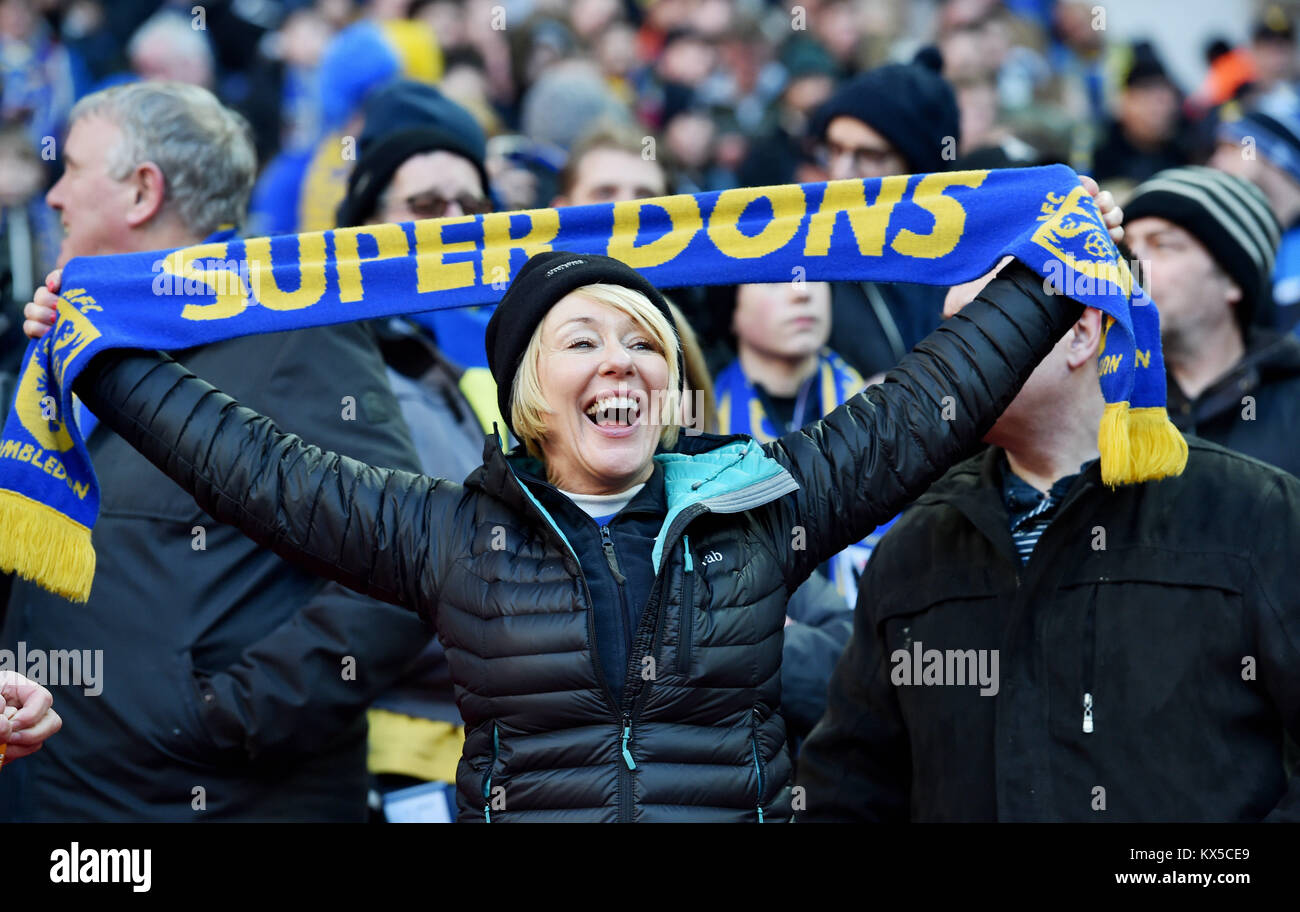 Fans féminins de Wimbledon lors du match de FA Cup entre Tottenham Hotspur et l'AFC Wimbledon au stade de Wembley à Londres. 07 janv. 2018 photo Simon Dack / images téléphoto. Les images de FA premier League et Football League sont soumises à la licence DataCo, voir www.football-dataco.com Banque D'Images