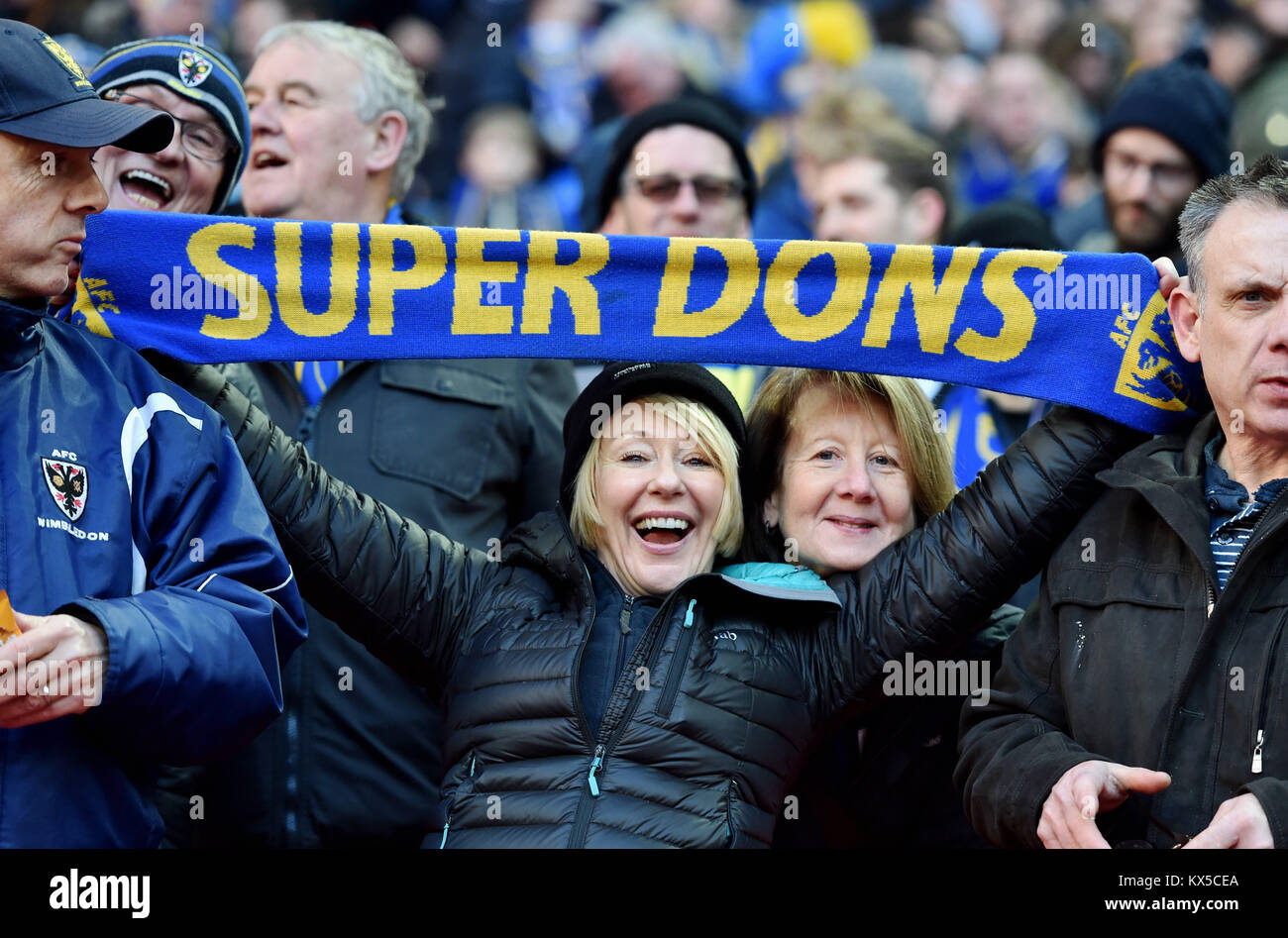 Fans féminins de Wimbledon lors du match de FA Cup entre Tottenham Hotspur et l'AFC Wimbledon au stade de Wembley à Londres. 07 janv. 2018 photo Simon Dack / images téléphoto. Les images de FA premier League et Football League sont soumises à la licence DataCo, voir www.football-dataco.com Banque D'Images