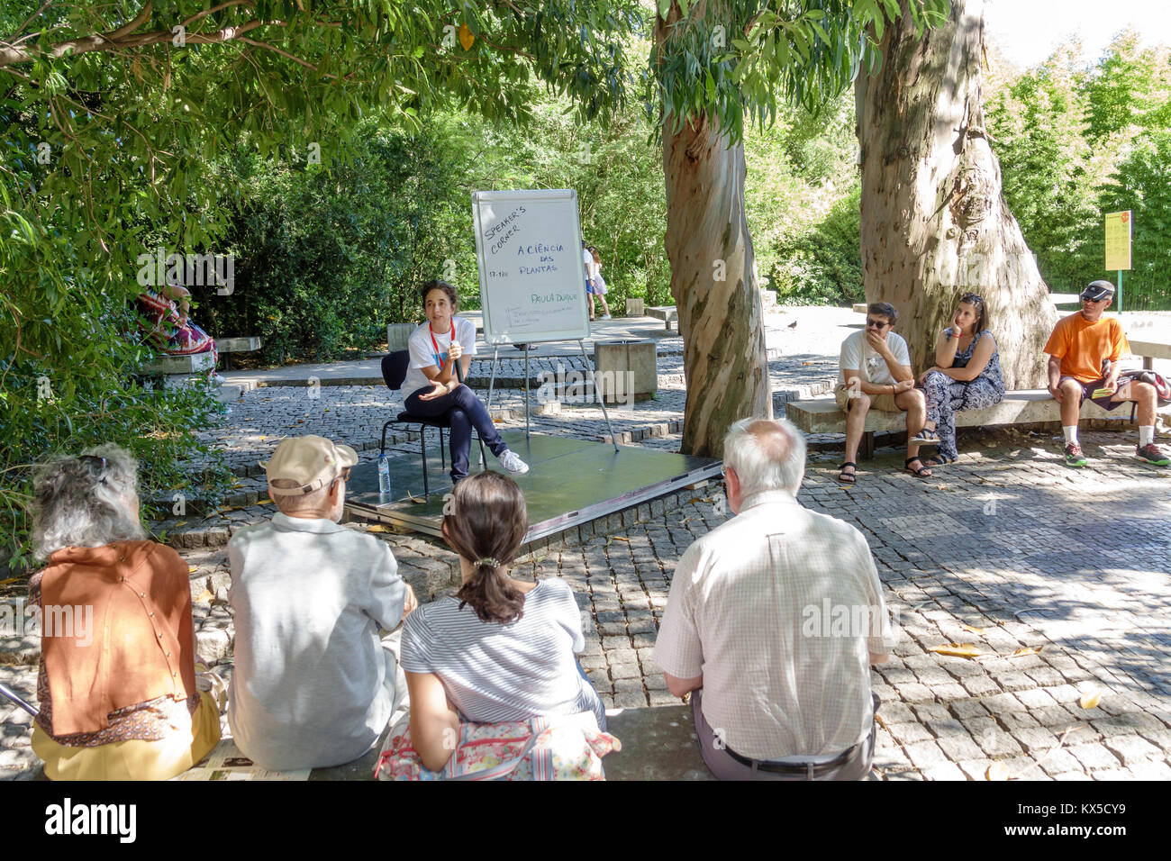 Lisbonne Portugal,Sao Sebastiao,Museu Calouste Gulbenkian,parc,coin du conférencier,Paula Duque,présentatrice,présentation,scientifique,science de la biologie végétale, Banque D'Images