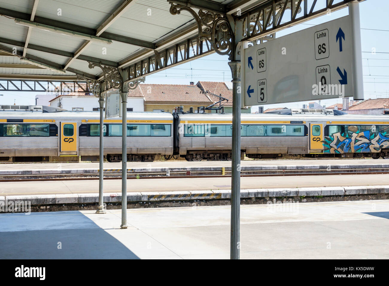 Portugal,Entroncamento,Comboios de Portugal,chemin,de,fer,voie,ligne,plate-forme,gare,hispanique,immigrants,Portugais,PT170703034 Banque D'Images