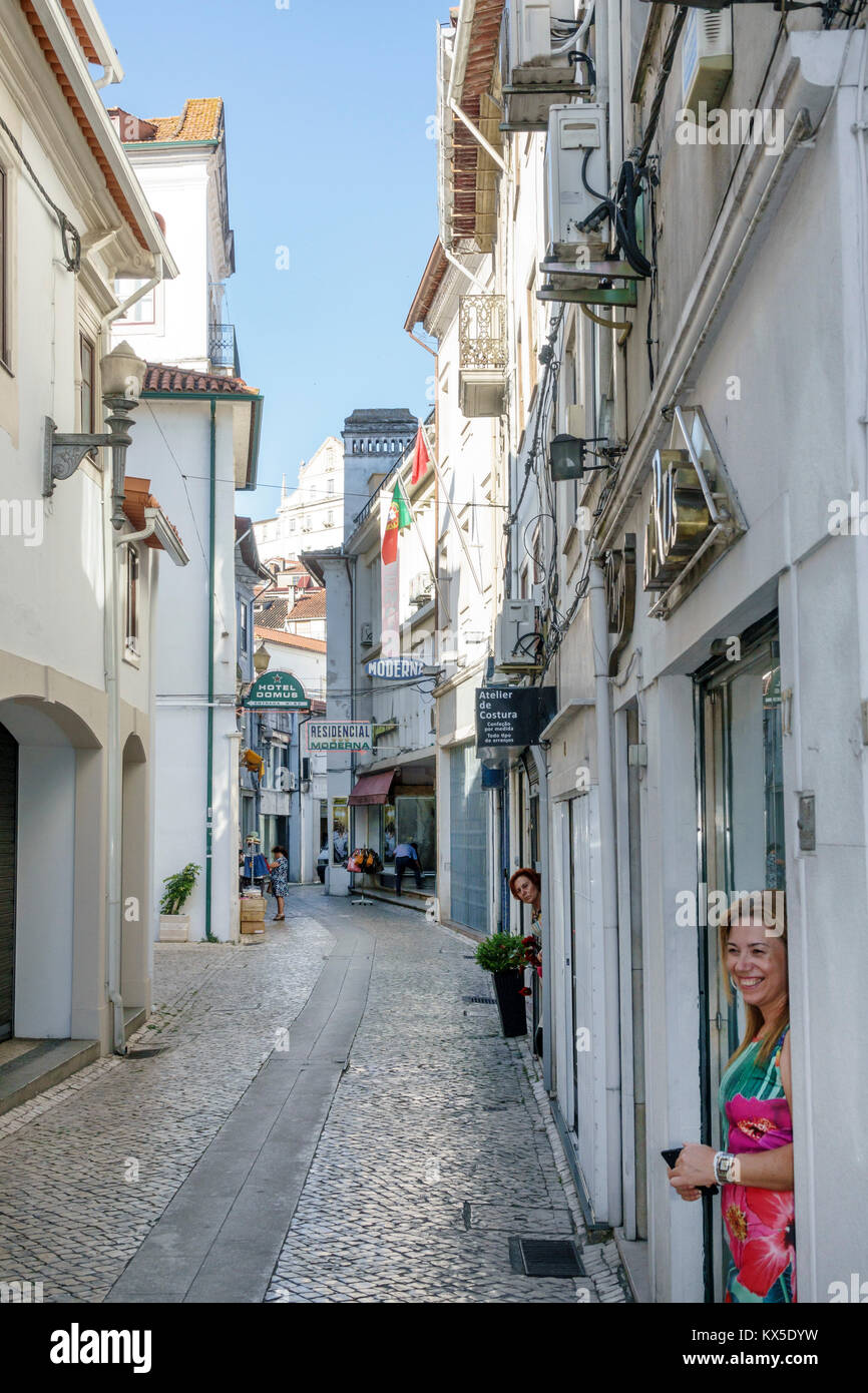 Coimbra Portugal,centre historique,Rua Adelino Veiga,vitrine,affaires,femme femme femme femme,rue étroite,hispanique,immigrants,portugais,PT170 Banque D'Images