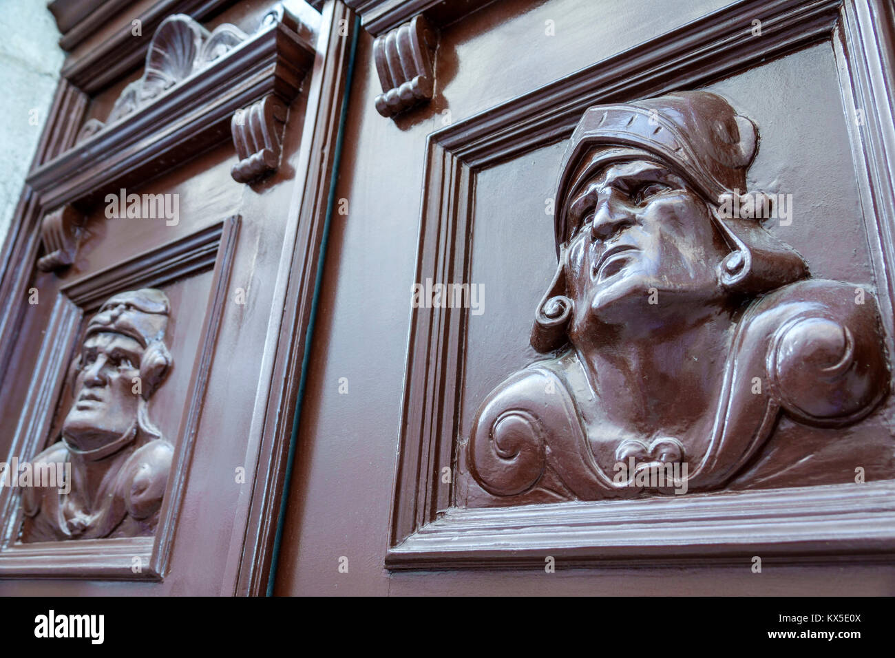 Coimbra Portugal,centre historique,quartier,porte,bois sculpté,chevalier médiéval,visage,détail,artisanat,minorité ethnique latino-hispanique Latino,immigra Banque D'Images