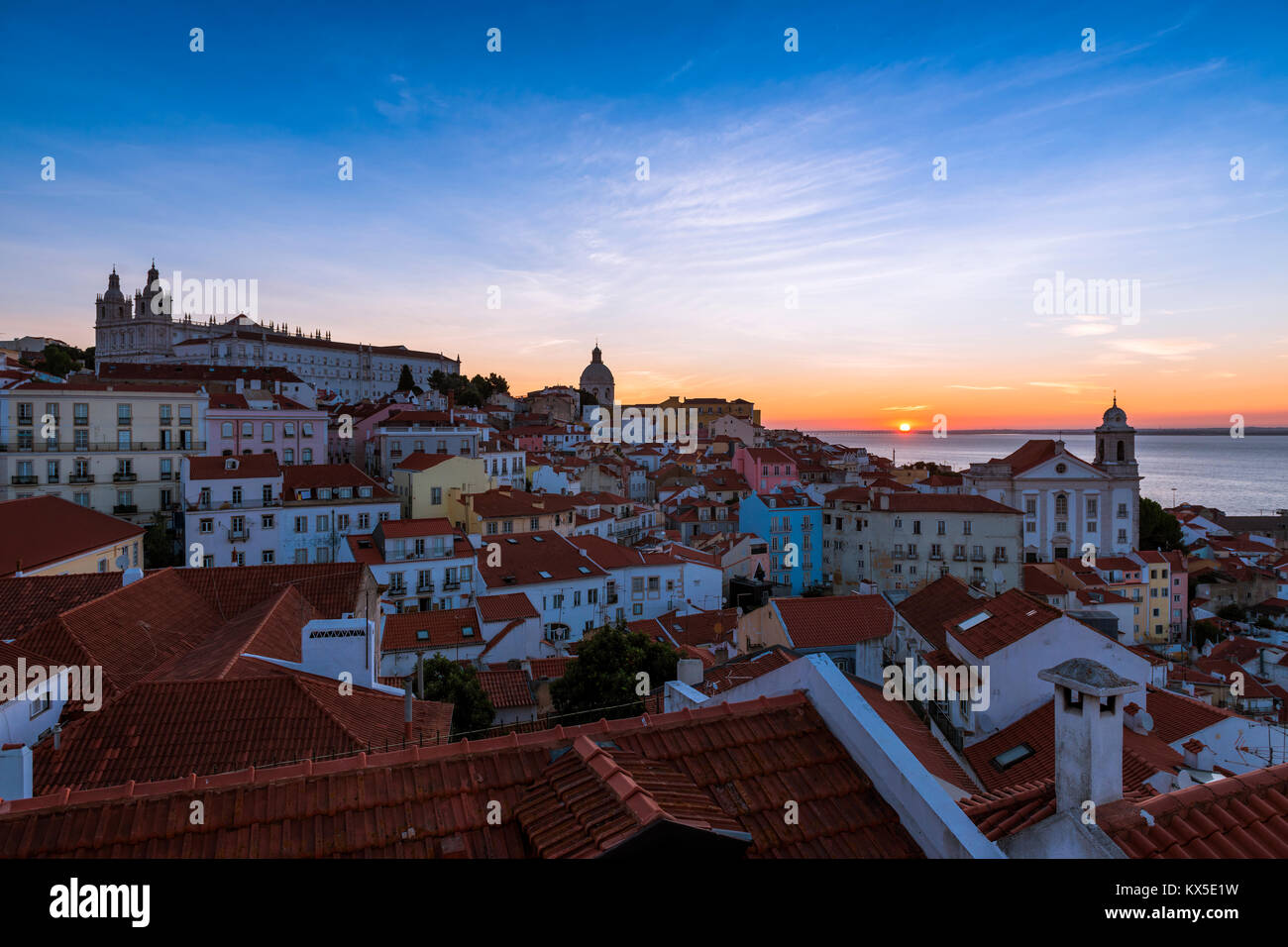 Vue sur l'Alfama quartier dans la vue Portas do Sol au lever du soleil à Lisbonne, Portugal ; le concept pour un voyage au Portugal, visitez le Portugal et mo Banque D'Images