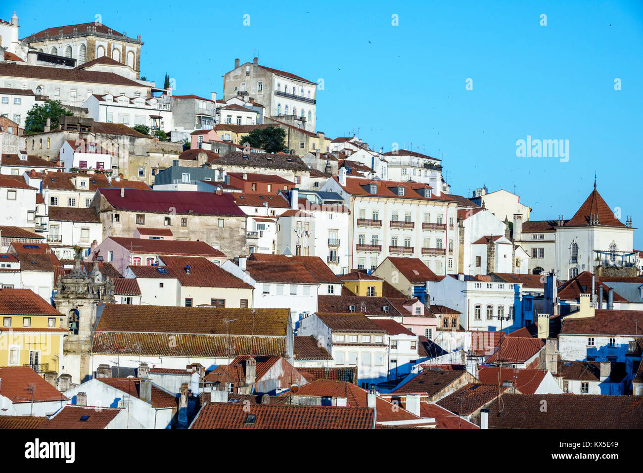 Coimbra Portugal,centre historique,Alta,centre-ville,Université de Coimbra,ville horizon paysage urbain,bâtiments,flanc de colline,toits,hispanique latin Latino ethnie min Banque D'Images