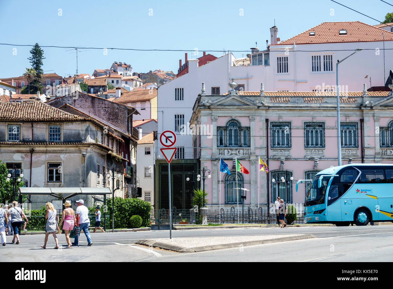 Coimbra Portugal,centre historique,bord de la rivière,Emidio Navarro Avenue,signalisation,traversée,piéton,rue,hispanique Latin Latino minorité ethnique,immigr Banque D'Images