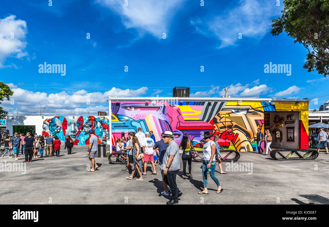 Visiteurs à Wynwood Walls, Wynwood Art District, Miami, Floride, États-Unis. Banque D'Images