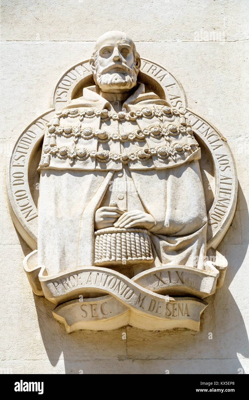 Coimbra Portugal,Université de Coimbra,Universidade de Coimbra,sculpture bidimensionnelle,Professeur Antonio Maria de Sena,École médicale,hispanique,immig Banque D'Images